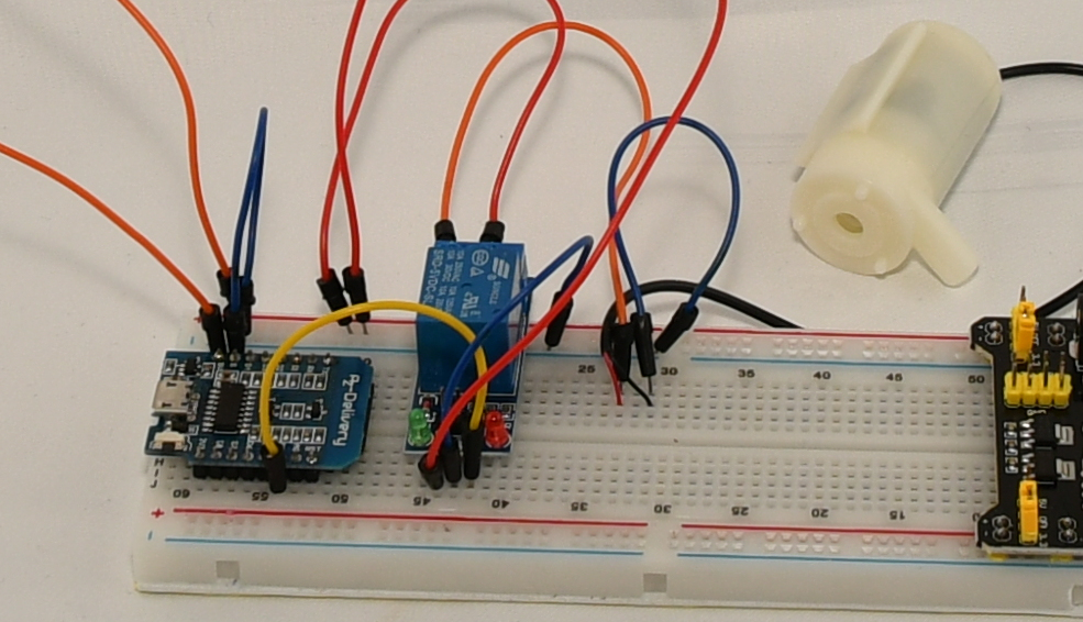 Steckbrett mit dem Aufbau für die Pumpe und den D1 Mini